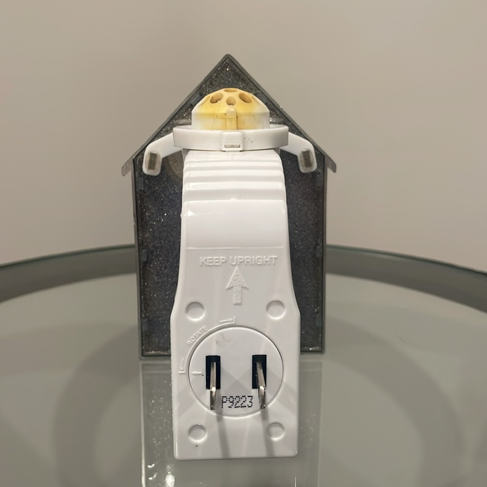 Bath & Body Works Wallflower Plug - Santa Flying Over The Houses - Picture 2 of 8